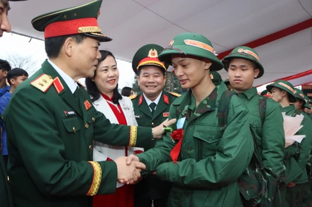 Các đồng chí đại diện lãnh đạo Quân khu 4 và tỉnh Hà Tĩnh động viên, chúc mừng các tân binh tại lễ giao quân ở huyện Cẩm Xuyên.