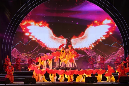 Chương trình nghệ thuật "Hà Tĩnh - Trang thơ hòa cánh sóng" lột tả rõ nét bản sắc văn hóa, tiềm năng phát triển du lịch của Hà Tĩnh.