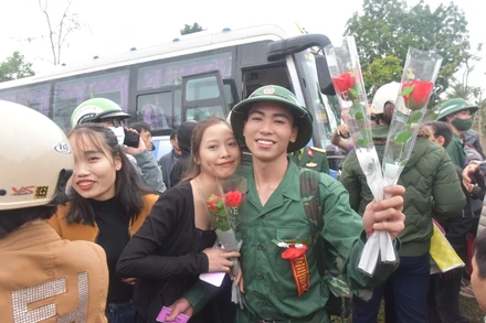 Tân binh Hà Tĩnh háo hức tòng quân.