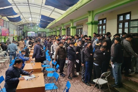 Trong sáng 15/12 đã có gần 700 lao động đến ứng tuyển các vị trí, việc làm tại công ty sản xuất ô-tô điện ở Vũng Áng.