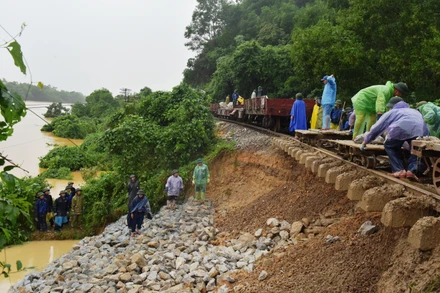 Các lượng lượng tham gia khắc phục sự cố sạt lở đường sắt đoạn qua xã Đức Liên (Vũ Quang).