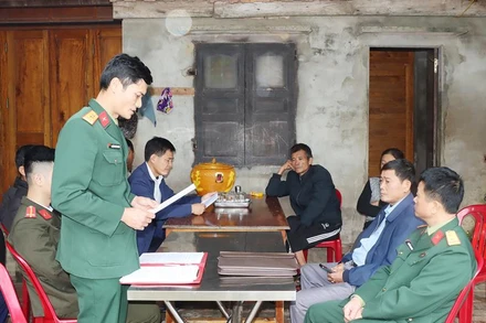 Cán bộ Ban Chỉ huy Quân sự huyện Đức Thọ đọc quyết định xử phạt công dân không thực hiện nghĩa vụ quân sự. (Ảnh: Sang Sơn)