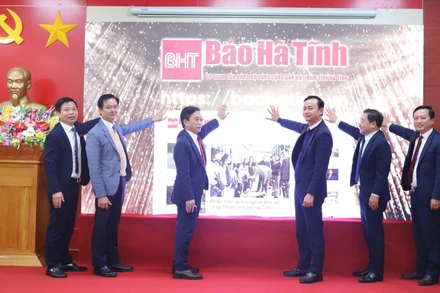 Các đồng chí lãnh đạo tỉnh Hà Tĩnh thực hiện nghi lễ ra mắt giao diện mới Báo Hà Tĩnh Điện tử.