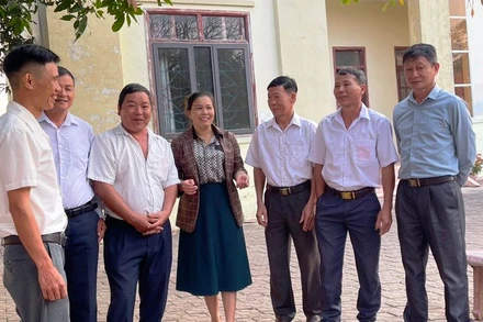 Chị Trần Thị Mỹ Hạnh - Chủ tịch Hội Liên hiệp Phụ nữ xã Lâm Hợp (huyện Kỳ Anh, Hà Tĩnh) trò chuyện với các hội viên danh dự.