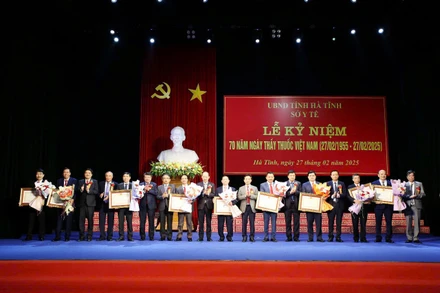 Các đồng chí lãnh đạo tỉnh Hà Tĩnh trao tặng danh hiệu Thầy thuốc Ưu tú cho 9 bác sĩ đang công tác trên địa bàn.