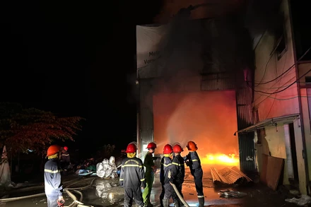 Lực lượng chức năng nhanh chóng có mặt tại hiện trường để khống chế đám cháy.