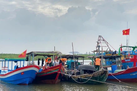 Các lực lượng chức năng ở Lộc Hà (Hà Tĩnh) hỗ trợ ngư dân bảo đảm an toàn cho tàu thuyền tại nơi tránh trú.