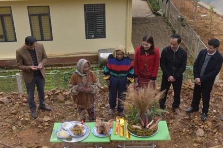 Người Chứt làm lễ cúng bìa rừng theo phong tục truyền thống.