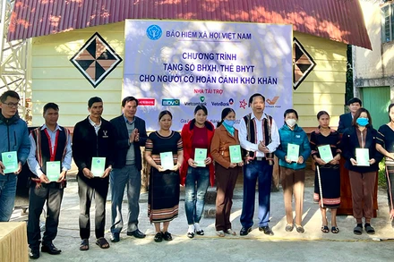 Đại diện lãnh đạo Bảo hiểm xã hội Việt Nam trao tặng sổ bảo hiểm xã hội, thẻ bảo hiểm y tế cho người có hoàn cảnh khó khăn ở xã Biển Hồ, thành phố Pleiku Gia Lai. (Ảnh: HÀ LY)