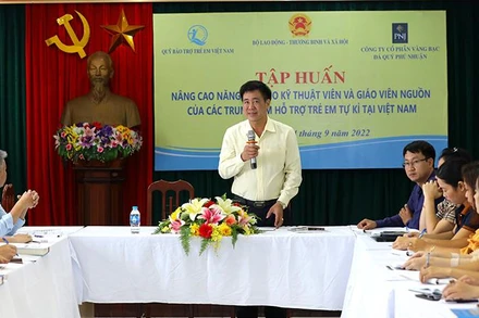 Đại diện Quỹ Bảo trợ trẻ em Việt Nam chia sẻ tại buổi tập huấn. (Ảnh: NFVC cung cấp)