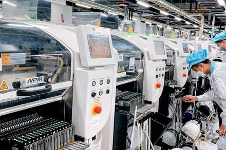 Lao động làm việc tại nhà máy Pegatron Việt Nam ở khu công nghiệp DEEP-C Hải Phòng. (Ảnh: QUANG DŨNG)