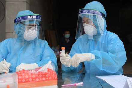 Lực lượng y tế ở Hà Nội lấy mẫu xét nghiệm Covid-19. (Ảnh: Duy Linh)