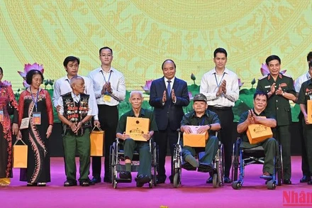 Chủ tịch nước Nguyễn Xuân Phúc và Đại tướng, Bộ trưởng Quốc phòng Phan Văn Giang trao quà tặng các đại biểu người có công tiêu biểu toàn quốc.