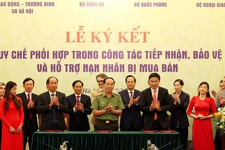 Các đại biểu tại lễ ký kết. (Ảnh: Đức Mạnh)