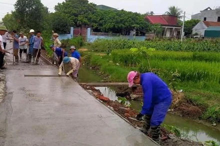 Xã Ngũ Hùng huy động nhân dân đóng góp mở rộng đường giao thông nông thôn.