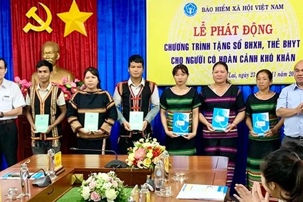 Tặng sổ bảo hiểm xã hội, thẻ bảo hiểm y tế cho người dân có hoàn cảnh khó khăn tại Gia Lai. (Ảnh: Bảo hiểm xã hội Gia Lai)