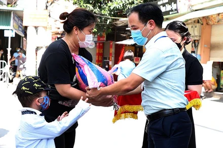 Trao hỗ trợ người dân ở Hà Nội trong đại dịch Covid-19, tháng 8/2021. (Ảnh: Duy Linh).