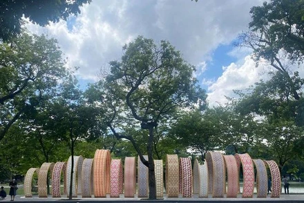 Thiết kế sáng tạo từ chất liệu mây tre trưng bày bên hồ Hoàn Kiếm. (Ảnh: Giang Nam)