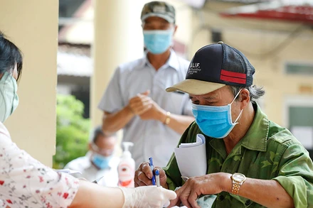 Chi trả tiền hỗ trợ Covid-19 cho người dân ở Hà Nội (Ảnh: Duy Linh).