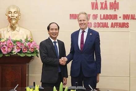 Thứ trưởng Lao động-Thương binh và Xã hội Nguyễn Văn Hồi tiếp Quốc vụ khanh Bộ Nội vụ Matthew Rycroft (Ảnh: Molisa).