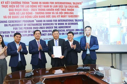 Đại diện lãnh đạo Bộ Lao động-Thương binh và Xã hội, Trung tâm Lao động ngoài nước dự lễ ký kết Chương trình “Hand in hand for international talents”, tháng 11/2022 (Ảnh: Molisa).