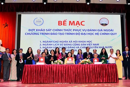 Lãnh đạo Học viện Báo chí và Tuyên truyền và đoàn chuyên gia ký biên bản hoàn thành đợt khảo sát chính thức phục vụ đánh giá ngoài 4 chương trình đào tạo trình độ đại học. (Ảnh: AJC)