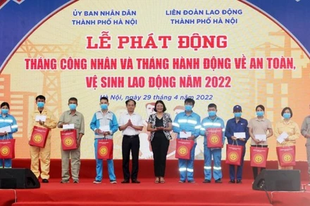 Tặng quà công nhân lao động nhân Tháng Công nhân năm 2022.