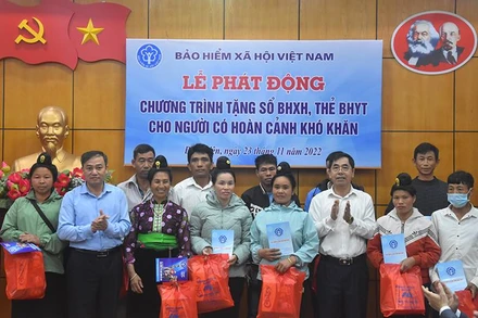Tặng sổ bảo hiểm xã hội, thẻ bảo hiểm y tế cho người dân có hoàn cảnh khó khăn tại Điện Biên (Ảnh: Bảo hiểm xã hội tỉnh Điện Biên)