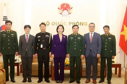 Đại tướng Phan Văn Giang và Đại sứ Oh Young Ju chụp ảnh chung với các đại biểu (Ảnh: Mod).