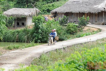 Bê-tông hóa đường liên thôn, liên xã ở Tuyên Quang. (Ảnh minh họa: TRẦN HẢI)
