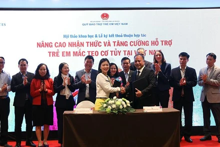 Đại diện Quỹ Bảo trợ trẻ em Việt Nam và Công ty TNHH Novartis Việt Nam ký Thỏa thuận hợp tác. (Ảnh: Mạnh Đức)