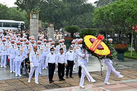 Đoàn đại biểu người có công với cách mạng tiêu biểu toàn quốc năm 2022 dâng hương tưởng niệm các Anh hùng, liệt sĩ. (Ảnh: Đăng Khoa)