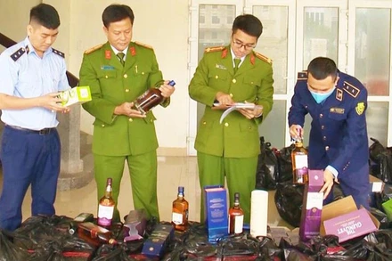 Rượu ngoại không rõ nguồn gốc bị bắt giữ.