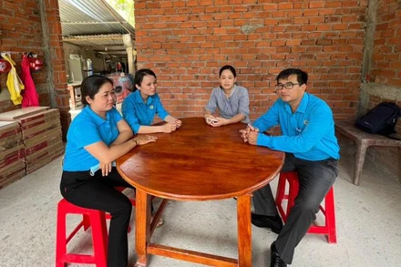 Trao tặng mái ấm Công đoàn cho người lao động ở xã Bình Hòa, huyện Giồng Trôm, Bến Tre. (Ảnh: Hoàng Trung)