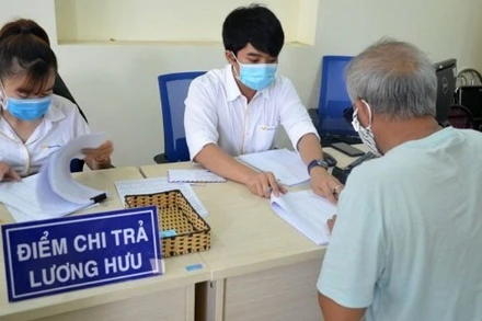 Chi trả lương hưu cho người dân. (Ảnh VSS)