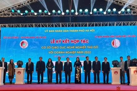 Cơ sở giáo dục nghề nghiệp và doanh nghiệp ký hợp tác tại Hội nghị gắn kết giáo dục nghề nghiệp Thủ đô với thị trường lao động năm 2022. (Ảnh: TRUNG HIẾU)