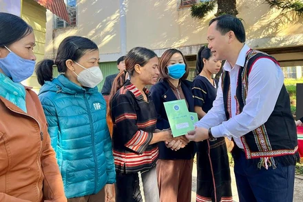 Đại diện Bảo hiểm xã hội Việt Nam trao tặng sổ bảo hiểm xã hội, thẻ bảo hiểm y tế cho người dân có hoàn cảnh khó khăn của làng Ia Nueng, xã Biển Hồ, thành phố Pleiku. (Ảnh: Bảo hiểm xã hội Gia Lai)