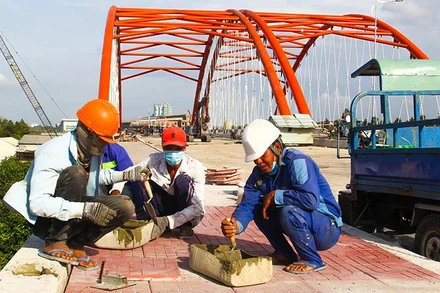 Công trình cầu Cái Cam 2 đang trong giai đoạn hoàn thiện. 