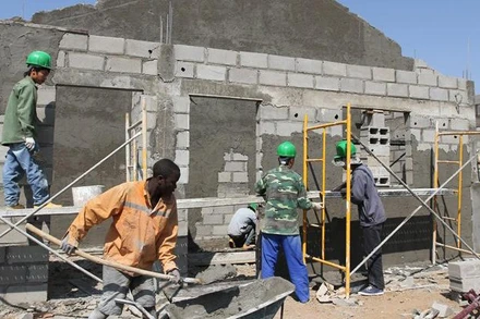 Lao động làm việc tại châu Phi. (Ảnh minh họa: Dolab)