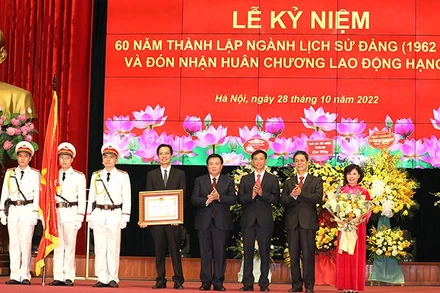 Thay mặt lãnh đạo Đảng, Nhà nước, GS,TS Nguyễn Xuân Thắng trao tặng Huân chương Lao động hạng Nhì cho Viện Lịch sử Đảng. (Ảnh: HCMA)