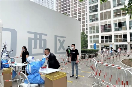 Một điểm xét nghiệm Covid-19 ở thành phố Bắc Kinh. (Ảnh: Hữu Hưng)