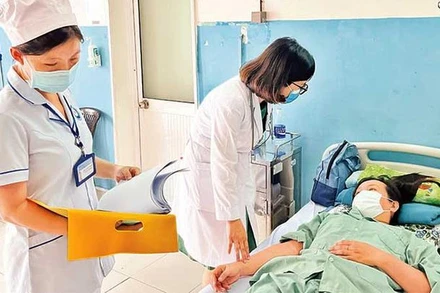 Điều trị cho bệnh nhân tại Bệnh viện đa khoa khu vực Hóc Môn, Thành phố Hồ Chí Minh (Ảnh minh họa: nhandan.vn).