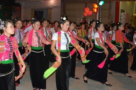 Một màn diễu hành đường phố của dân tộc Thái. (Ảnh: Thanh Sơn)