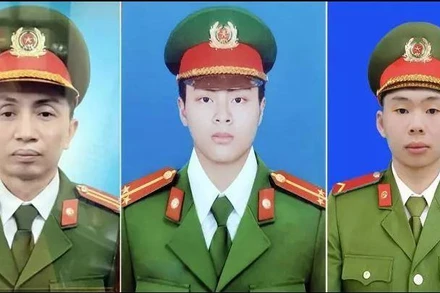 3 cán bộ, chiến sĩ công an trước khi thăng quân hàm. (Ảnh: TTXVN)