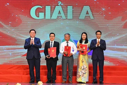 Đồng chí Nguyễn Trọng Nghĩa, Bí thư Trung ương Đảng, Trưởng Ban Tuyên giáo Trung ương và đồng chí Vũ Đức Đam, Ủy viên Trung ương Đảng, Phó Thủ tướng Chính phủ trao giải A tặng nhóm tác giả với tác phẩm "Hoàng Việt nhất thống dư địa chí".