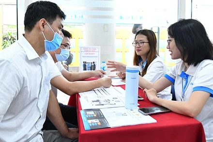 Lao động tìm cơ hội tại phiên giao dịch việc làm của Trung tâm Dịch vụ việc làm Hà Nội. (Ảnh: Thủy Nguyên).