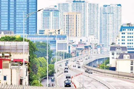 Đường Vành đai 2 (đoạn từ cầu Vĩnh Tuy đến Ngã tư Vọng) sau khi hoàn thành sẽ được kết nối đến đoạn Ngã tư Sở đã được khai thác trước đó, góp phần giảm ùn tắc giao thông cho tuyến đường Trường Chinh, Đại La, Minh Khai. (Ảnh MỸ HÀ)