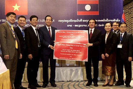 Bộ trưởng Lao động-Thương binh và Xã hội Đào Ngọc Dung trao hỗ trợ trang thiết bị dạy nghề và thiết bị văn phòng cho Bộ Lao động và Phúc lợi xã hội Lào, trao máy móc, trang thiết bị cho Trung tâm Chỉnh hình và Phục hồi chức năng cho thương binh và người khuyết tật 686 của Lào vào tháng 3/2019 (Ảnh: Molisa).