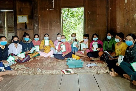 Phụ nữ dân tộc thiểu số tham gia mô hình VSLA tại xã Tà Long, huyện Đakrông, tỉnh Quảng Trị. (Ảnh: CARE quốc tế tại Việt Nam)