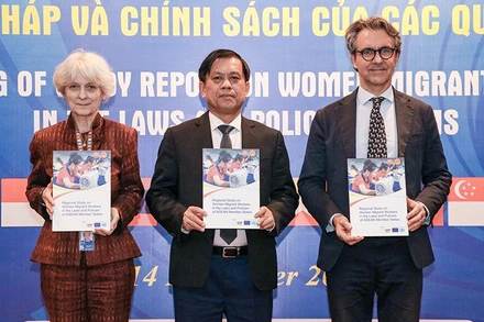 Đại diện Bộ Lao động-Thương binh và Xã hội, Văn phòng ILO tại Việt Nam, Phái đoàn Liên minh châu Âu tại Việt Nam cùng công bố Báo cáo. (Ảnh: Molisa).